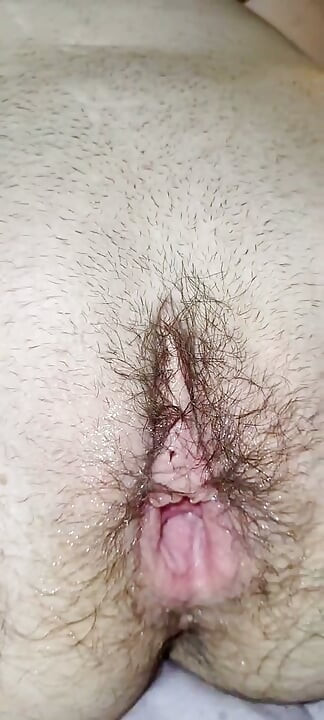 Marido socando o punho na esposa