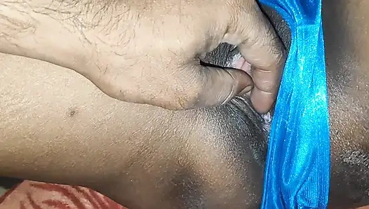 Девушка дези принимает горячий камшот в рот и сосет член