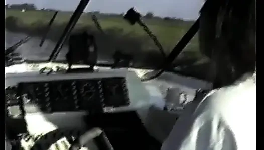 Пухлая крошка из Германии ублажает два члена на лодке в любительском видео