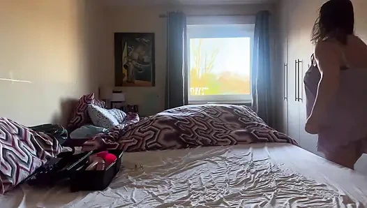 Раздевание в пижаме с фиолетовым полкадо и огромным дилдо в масле