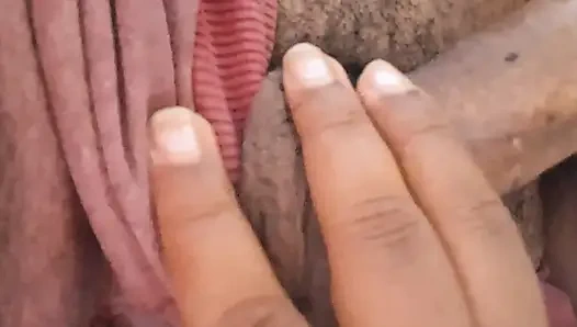 Papaz arkadaşının kocasının yarağını emiyor ve ağzına boşaltıyor.