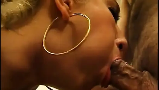 Seksi memeli sarışın latin hizmetçi amını parmaklatıyor ve yatakta sert sikiliyor