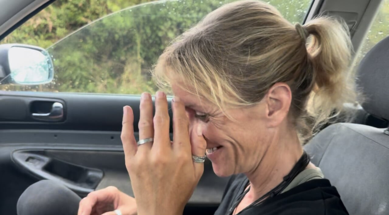 Pipe accidentelle dans la voiture - à quel point il suce, je jouis dans sa bouche avant d’avoir ma bite bien dure