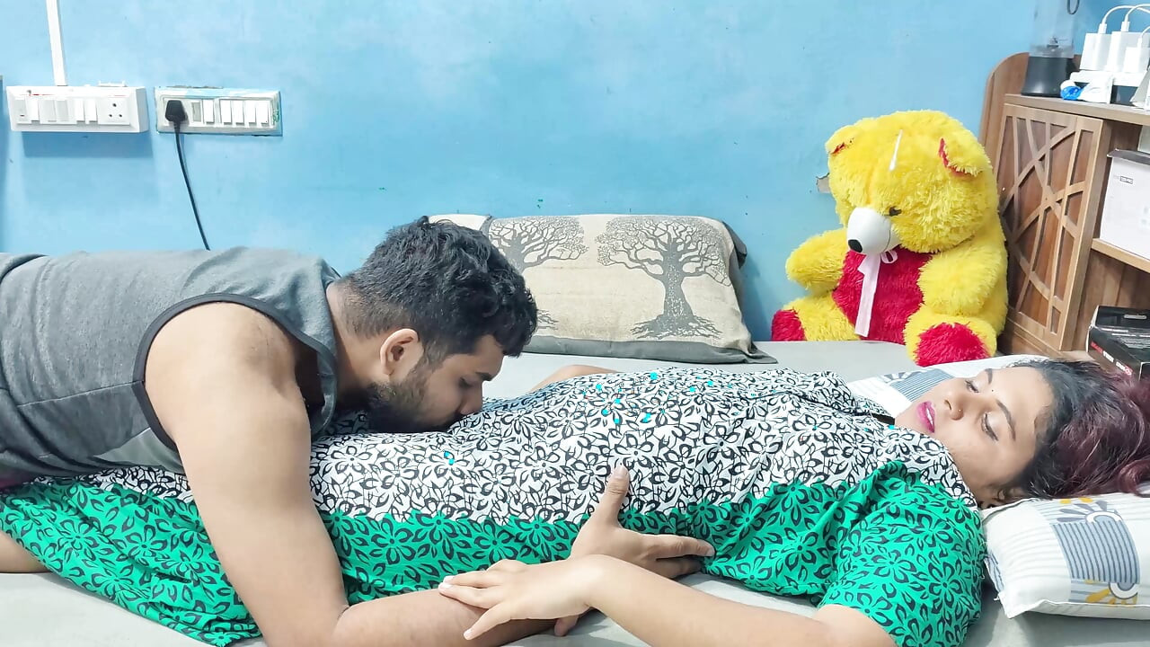 אשת מאלו משפשפת ומתנשקת עם ציצים רומנטיקה של לחיצה ונשיקה על ידי הבעל
