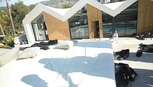 Dreier Eine Brünette Super Nach Dem Outdoor-interview