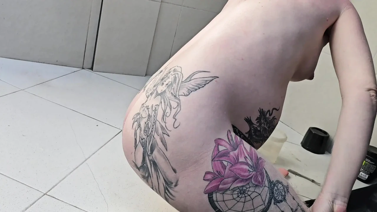 孕妇刮胡子和淋浴，露出阴部