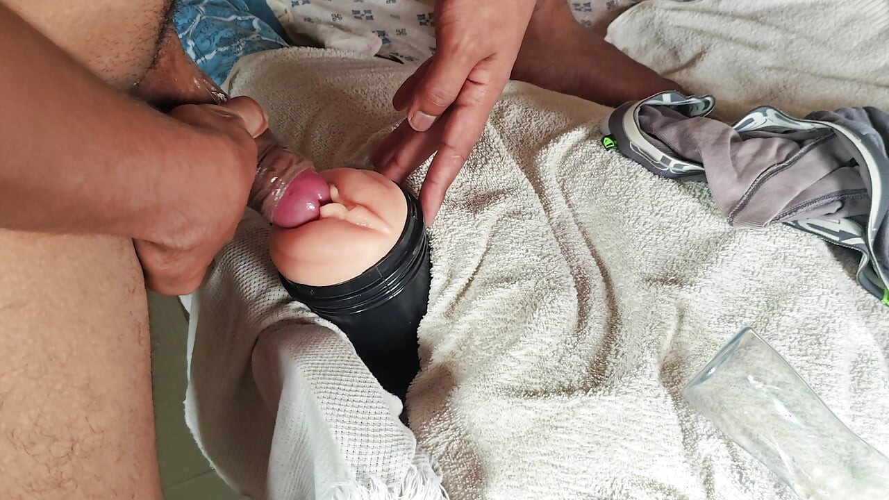 Cậu bé đụ đồ chơi tình dục cực độ đưa toàn bộ con cặc vào bên trong