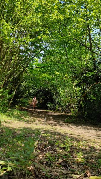 Maidstonenakedman mergând goală în pădurea Bluebell Hill, partea 2