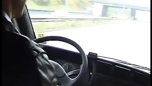 Блондинку-крошку вспахали в машине в тройничке