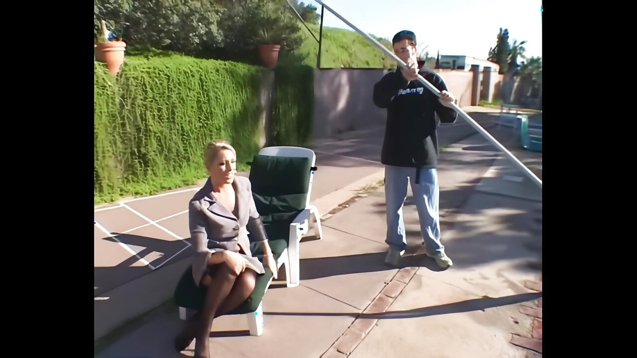 Riche Peituda MILF Seduz O Limpador De Piscina Para Seu Pau Grande