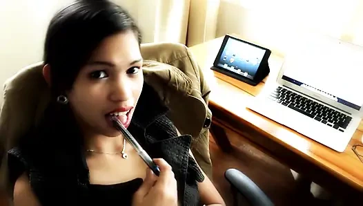 Азиатская секретарша на высоких каблуках соблазняет в офисе