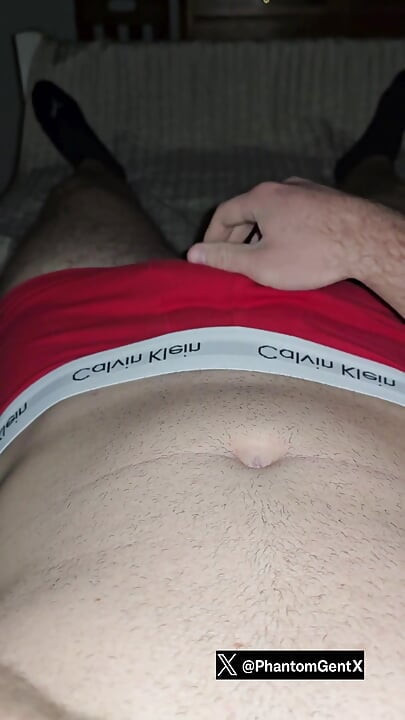 Velika izbočina u crvenom Calvin Klein donjem rublju PhantomGentX