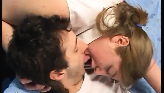 Tante seksi dengan memek berbulu di-fisting di ruangan casting bokep pertamanya sebelum dientot habis-habisan sampai dicrot di mulut