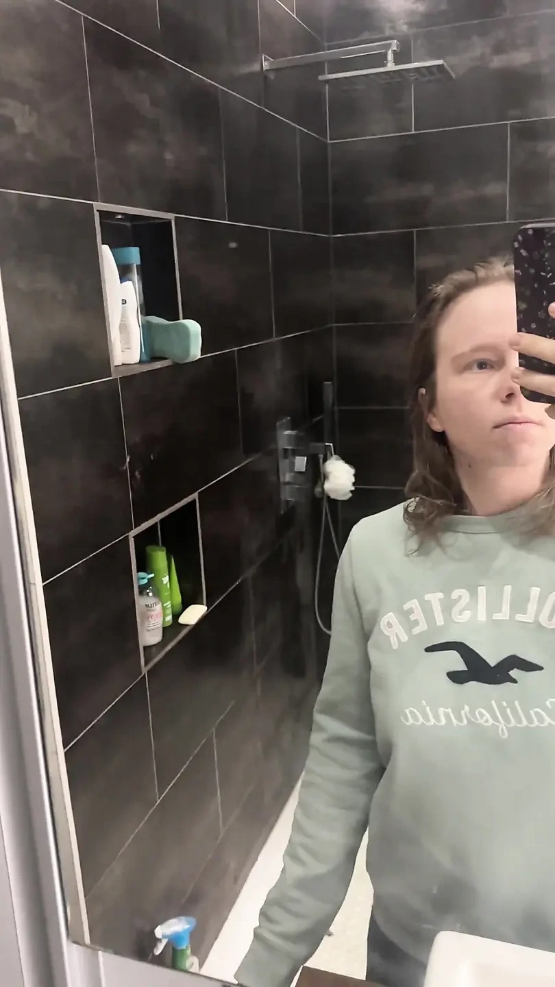 金发自然胸型女郎洗澡