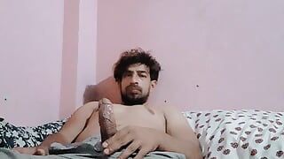 भारतीय लड़का जोरदार हस्तमैथुन कर रहा है