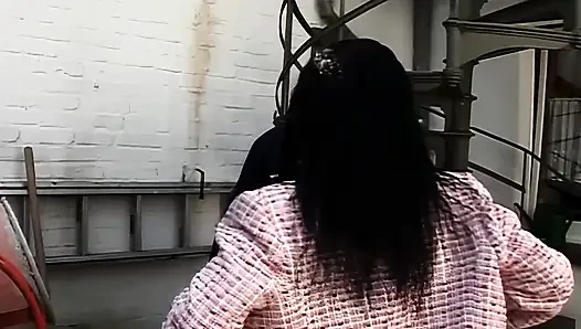 Cewek sange rambut cokelat lagi asik ngentot kontol habis-habisan di lantai