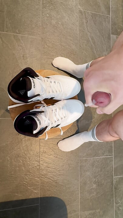 Krstim svoje nove Adidasove tenisice sa srednjim vrhom sočnom spermom