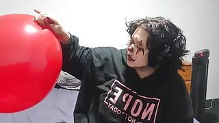 Menina palhaço explodindo e rebolando enorme balão