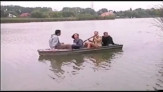 Две возбужденные пары трахаются на лодке в любительском видео посередине озера