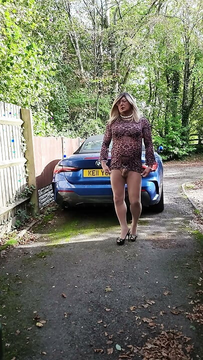 Sexy crossdresser kellycd2022 in mijn kleine luipaardprint jurk, naadloze panty en hakken