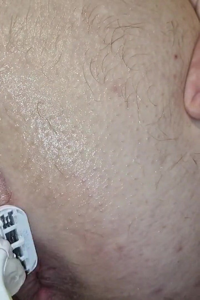 Arrogantni prijatelj brije prijateljevu guzicu kako bi jebao glatku rupu, ali kurac već stoji kao kamen!