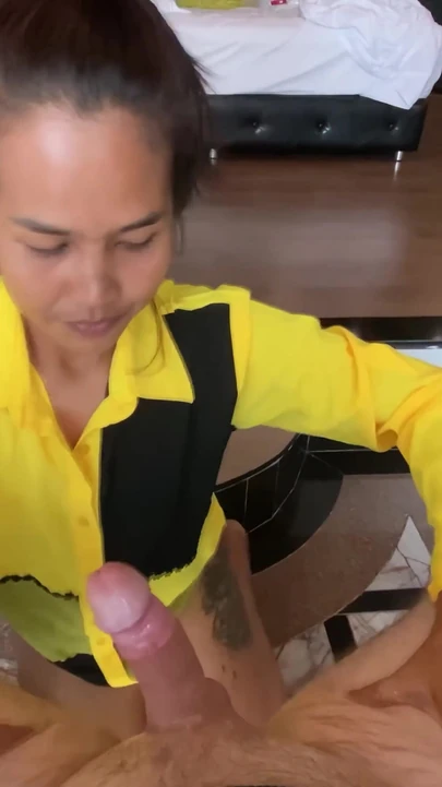 Onvergetelijk moment van "Thaise milf huisvrouw pov aftrekken en pijpbeurt voor haar man"