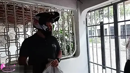 Çok azgınım bu yüzden domikiliary'nin avantajından yararlanıyorum ve ona hizmetleri için seks için ödeme yapacağımı ve sonunda döllenmeyle sonuçlayacağımı söylüyorum - İngilizce porno