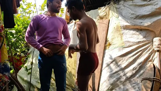 Dois universitários estão estacionamento seu carro e tomando banho em água fria na vila - filmes gays indianos em hindi