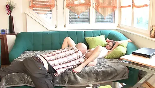 Deutsche schlampen spielen mit dildo, nachdem sie einen großen schwanz geteilt haben