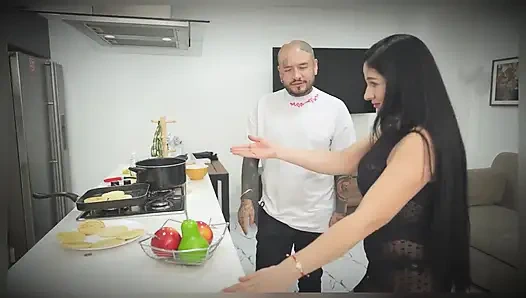 Alet Için Hevesli MILF, Mutfakta Üvey Kızının Önünde Sevişiyor