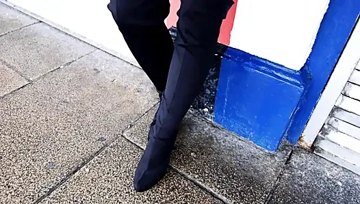 Лесбийский трах страпоном между молодой шлюшкой и красивой милфой