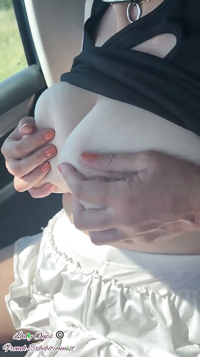 Lady Oops Děvka exhibicionistka v mikrosukni v autě a s velkými prsy