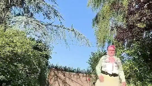 Dışarıda bir gece için sarı tül mini etekli giyinmiş