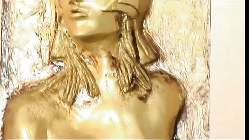 Brunette tranny hoer krijgt de pik van een man in haar strakke kont