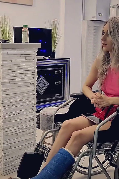 بنت ضعيفة بكاحل مكسور تمص الزب عشان المساعدة