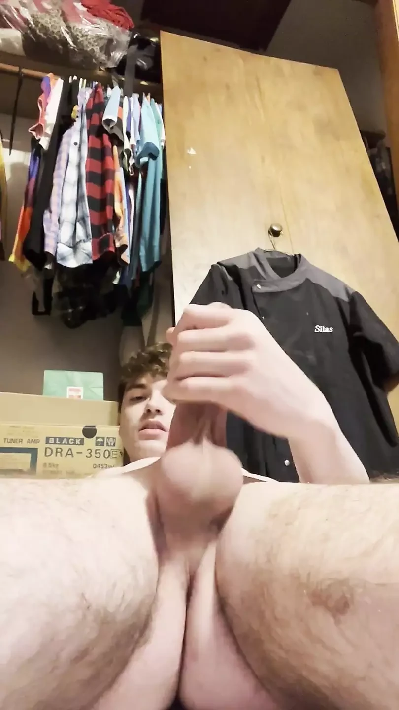 Sessione di spalmatura di sborra con la twink troia di incastramento di due figa!