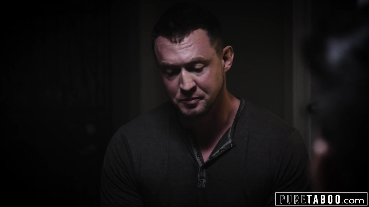 純粋なタブー、セクシートランスガールが悲しみの男をやる