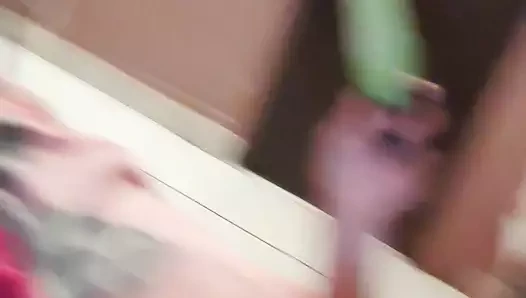 Эта блондинка обожает огурец