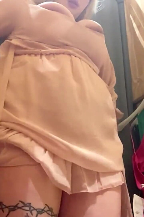 sundar sauteli mammi lokar room men apne bare stan aur gand par kapre daalti hai