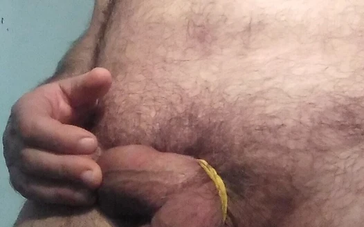 Son boşalma ve küfür ile yarağın etrafında bağlı 3 lastik bantla elle muamele