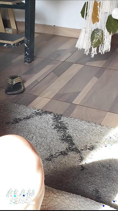 Masturbuji 20cm robertkem, zatímco jsem sám a nadržená sexy manželka