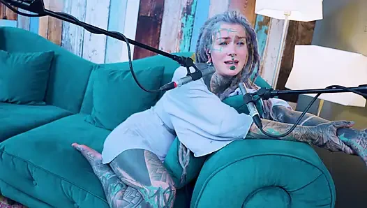 Ben hakkında konuşuyorum - izolasyon - asmr podcast sfw konuşuyor gotik sıska kız dreadlocks dövmeli model dövmeli kız