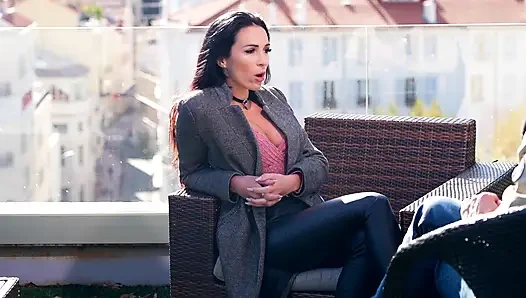 Esmer MILF komşularla yatıyor