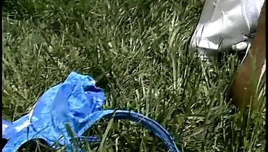 Büyük memeli bebek battaniyenin üzerinde amını domaltarak siktiriyor