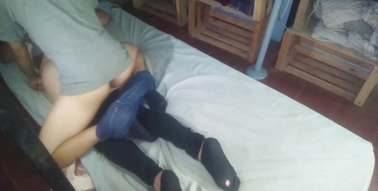 나는 해질녘에 흰 셔츠와 검은 색 신발을 옆에서 가져갔다.