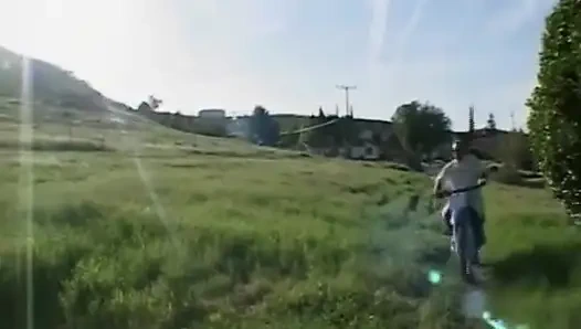 Анальный трах пальцами для грязной подчистки задницы в рот в гараже