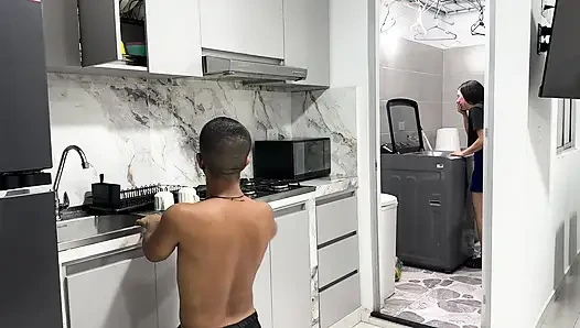 Adik tiri nakal menggoda abang tirinya sampai dia melihat kontol besarnya, menjadi sangat terangsang dan menidurinya dengan keras.