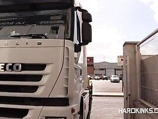 Hitchhicker bonks camionista