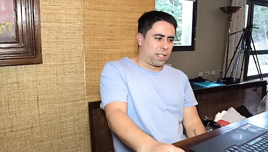 Мой друг пробурил киску моей жены, пока я работал... рядом с ними!