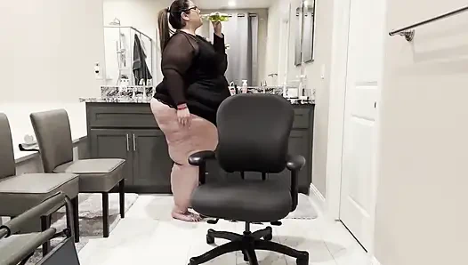 Luxe in dessous: Plump Paradise Enger stuhl necken (wmv)